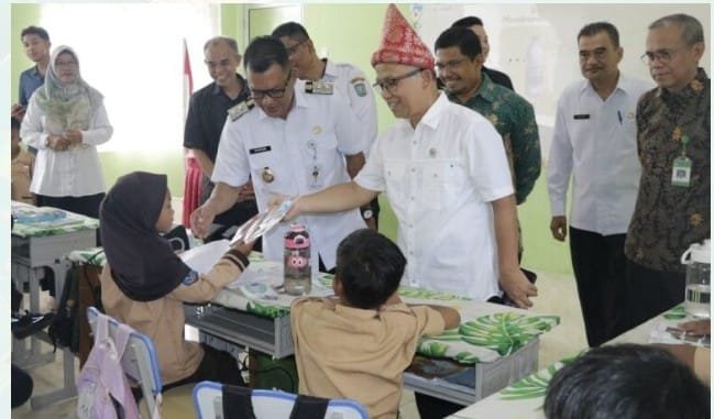 Wamen Dikdasmen RI Kunjungi SDN 19 Tanjungpandan: Tinjau Langsung Fasilitas dan Soroti Pemerataan Pendidikan 1 WhatsApp Image 2025 04 24 at 11.37.11 a894ba87