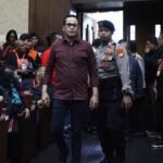 Terungkap di Persidangan: Donny Tri Akui Dua Kali Bertemu Harun Masiku, Pernah Diberi Rp 100 Juta eks komisioner bawaslu agustiani advokat donny jadi saksi di sidang hasto 1745473750413 169