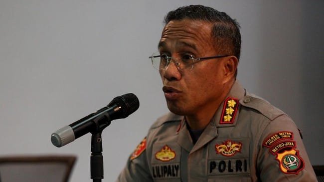 Kapolres Jaktim Siap Diperiksa Propam Usai Penghentian Kasus Kematian Mahasiswa UKI 1 kapolres metro jakarta timur kombes nicolas ary lilipaly 1745660307745 169
