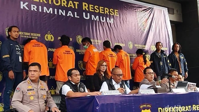 Ketua GRIB Harjamukti Ditangkap Paksa, Polisi Sebut TS Tidak Kooperatif dan Miliki Senpi Ilegal 1 konferensi pers kasus mobil polisi dibakar massa di depok kurniawan fadilahdetikcom 1745231857877 169