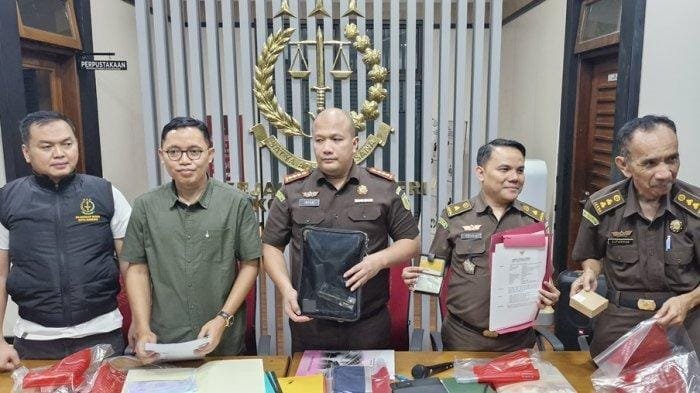 Geledah Rumah Eks Dirut MUJ, Kejari Bandung Sita Uang Asing dan Kartu ATM: Terungkap Dugaan Korupsi Rp86,2 Miliar 1 korupsi migas jabar utama