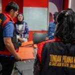 Kejari Jakpus Segera Tetapkan Tersangka Kasus Korupsi Pusat Data Nasional, Diduga Rugikan Negara Ratusan Miliar penggeledahan di salah satu lokasi terkait kasus korupsi proyek pusat data nasional 1745545041380 169
