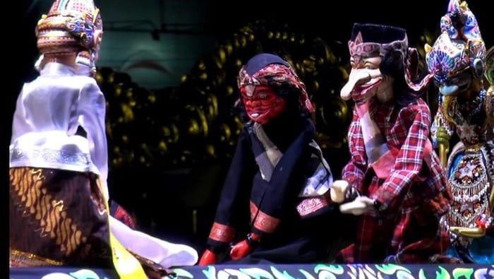 Wayang Golek Hidupkan Malam Sukabumi, Ribuan Warga Padati Lapang Merdeka 1 pentas wayang golek di lapang merdeka sukabumi 1745682193731 169