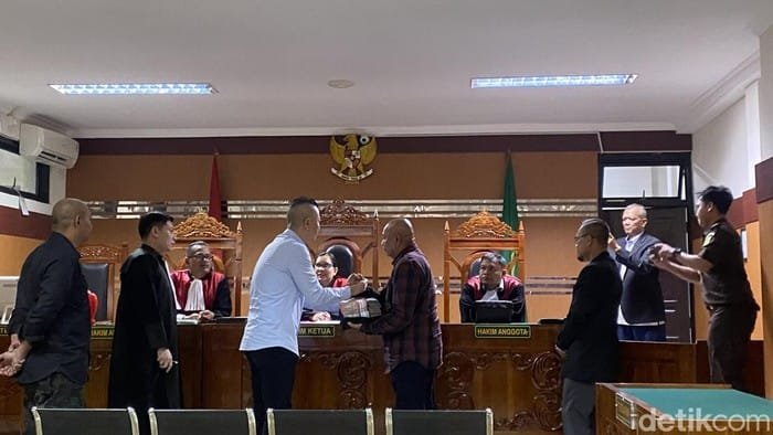 Eks Wakil Ketua DPRD Sukabumi Serahkan Rp230 Juta Uang Ganti Rugi dalam Kasus Penipuan Proyek Fiktif 1 terdakwa korban dan saksi saat menandatangani kesepakatan di sidang kasus tipu gelap 1745846811028 169