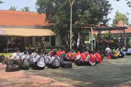 39 Siswa Bermasalah di Purwakarta Dikirim ke Barak Militer, Satu Orang Kabur Saat Penjemputan 1 1746109506116849 0