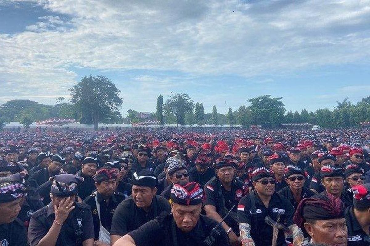 13.000 Pecalang Adat Bali Padati Lapangan Renon, Tegaskan Penolakan terhadap Ormas Non-Adat 1 6828173773825