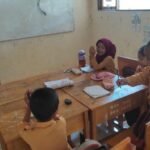 Guru Honorer di Kalsel Bertahan Tanpa Gaji: Demi Cinta Profesi dan Status di Dapodik Aktivitas Mira guru honorer di SDN Pipitak Jaya 1 Kecamatan Piani Kabupaten Tapin