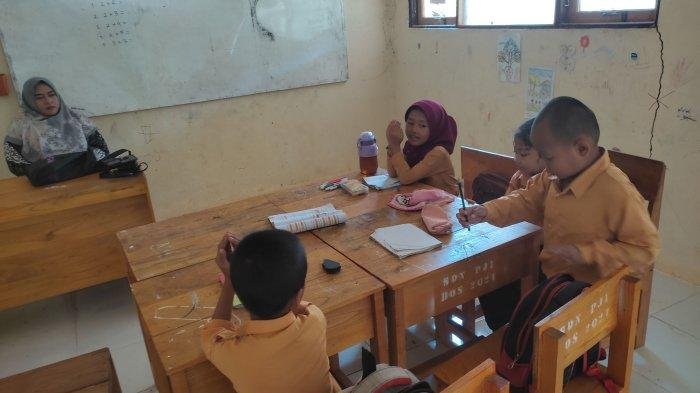 Guru Honorer di Kalsel Bertahan Tanpa Gaji: Demi Cinta Profesi dan Status di Dapodik 1 Aktivitas Mira guru honorer di SDN Pipitak Jaya 1 Kecamatan Piani Kabupaten Tapin