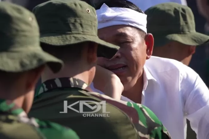 Pendiri Gengster Curhat Ingin Masuk Akmil: Dedi Mulyadi Siap Bantu Pelajar Bermasalah Bangkit dari Jalanan 1 Gubernur Jawa Barat Dedi Mulyadi berdialog dengan pelajar yang jadi pendiri gengster 2205131669