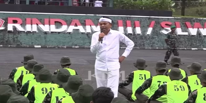 Gubernur Dedi Mulyadi Ajak Siswa Barak Militer Makan di Gedung Sate: "Tidak Semua Orang Jawa Barat Punya Rejeki" 1 Gubernur Jawa Barat Gedung Sate 4126297273
