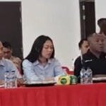 Istri Iptu Tomi Marbun Riah Tarigan tampak ikut menghadiri konferensi pers