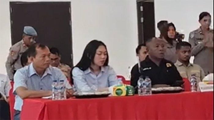 Istri Iptu Tomi Marbun Riah Tarigan tampak ikut menghadiri konferensi pers