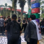 Aksi Damai di Palangka Raya: Warga Desak Keadilan untuk Kades Tempayung, Serukan “Adat Bukan Pidana” Screenshot 2025 05 08 010126 e1746642841807