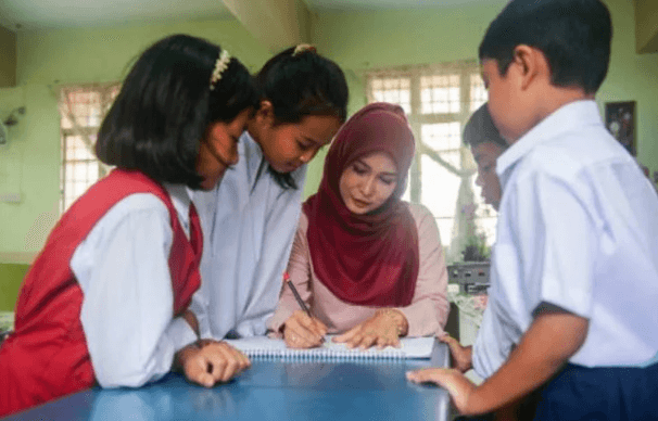 Hadiah untuk Guru Dianggap Gratifikasi, KH Cholil Nafis: Jangan Hilangkan Budaya Ikhlas Masyarakat 1 Screenshot 2025 05 08 104358
