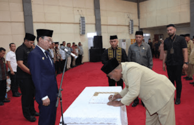 Bupati Tapanuli Selatan Gus Irawan Pasaribu Lantik 21 Kepala Sekolah Baru, Dorong Digitalisasi Pendidikan dan Transparansi Tata Kelola 1 Screenshot 2025 05 17 081151