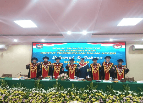 Inspektur Muda Keuangan Kejagung, Dr. Efendi, S.H., M.H., Raih Gelar Doktor Ilmu Pemerintahan IPDN ke-328 dengan Predikat Cumlaude 1 Screenshot 2025 05 29 083310