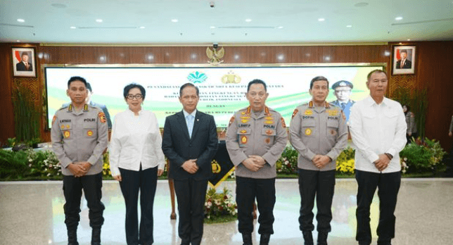 Kapolri dan Menteri Lingkungan Hidup Teken MoU, Tegaskan Komitmen Bersama Cegah Pencemaran dan Kerusakan Lingkungan 1 Screenshot 2025 05 29 111229