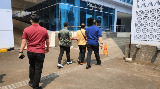 Wartawan Gadungan Pemeras Jaksa Ditangkap Tim Intelijen Kejati Jakarta, Uang Rp5 Juta Jadi Barang Bukti 1 Screenshot 2025 05 30 081830