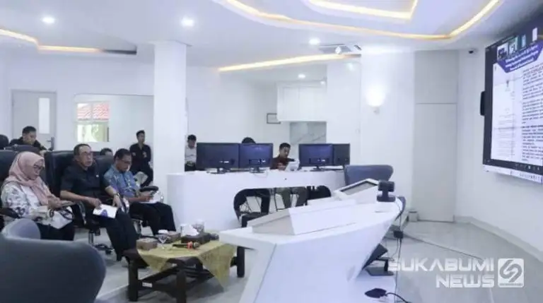 Sebagian Besar Pegawai non-ASN Kabupaten Sukabumi Sudah Terlindungi Jamsosnaker, Sekda: Masih Terus Diperluas ke Kelompok Rentan 1 Sekda Ade Suryaman saat mengikuti kegiatan asistensi dan monitoring serta evaluasi pelaksanaan capaian UCJ