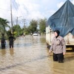 Hujan Deras Sebabkan Banjir di Jalan Raya Sumenep – Pamekasan, Polres Sumenep Lakukan Pengalihan Arus dan Bantu Evakuasi WhatsApp Image 2025 05 14 at 10.04.17 1e82c4d4