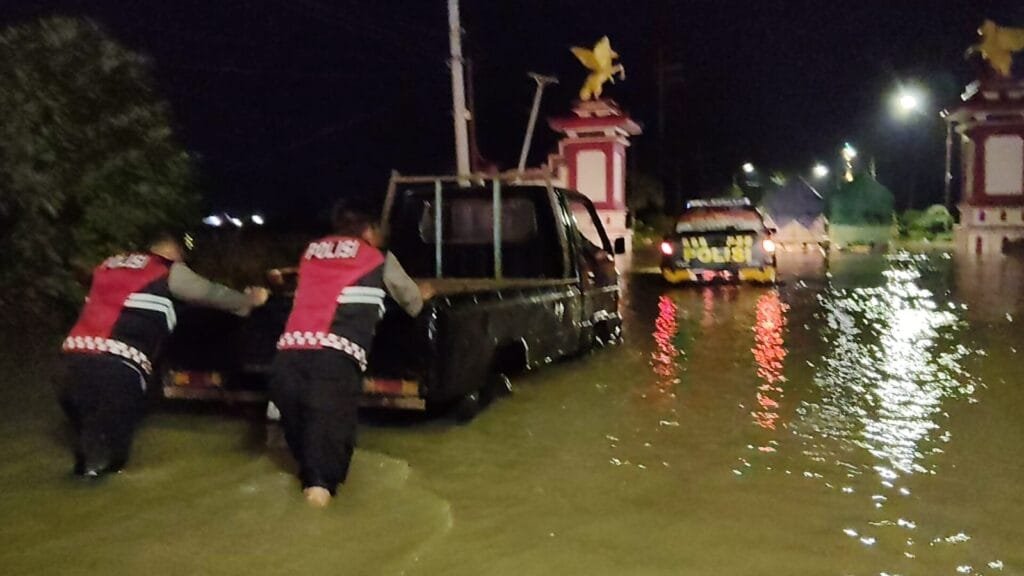Hujan Deras Sebabkan Banjir di Jalan Raya Sumenep - Pamekasan, Polres Sumenep Lakukan Pengalihan Arus dan Bantu Evakuasi 2 WhatsApp Image 2025 05 14 at 10.04.17 a6972c62