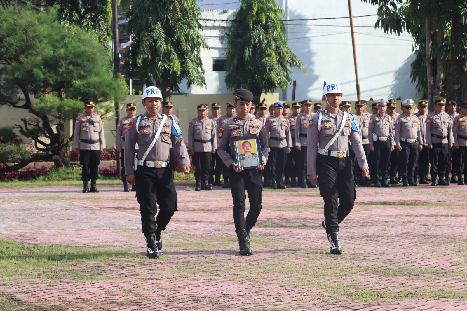 Kapolres Sumenep Pimpin Upacara PTDH Satu Anggota Polres Sumenep 1 WhatsApp Image 2025 05 19 at 18.36.48 3888a4dc