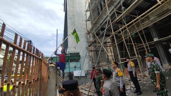 atribut atribut ormas yang terpasang di ruang publik di tambora jakbar ditertibkan penertiban dilakukan untuk mencegah konflik 1747302606918 169