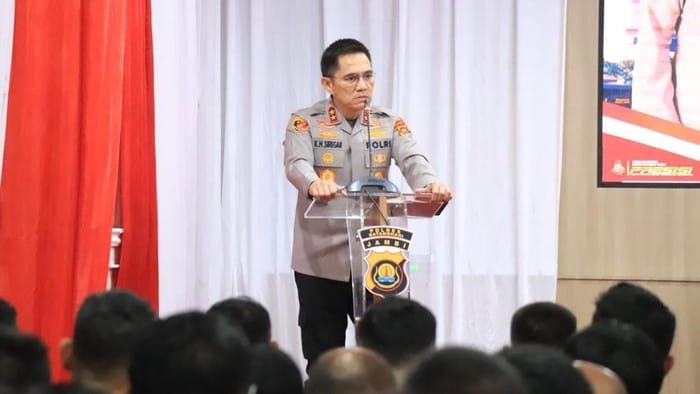 kapolda jambi irjen krisno h siregar saat memberikan arahan personel di polres batanghari 1746880496840 169