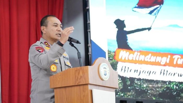 Kapolda Riau Instruksikan 'Birukan' Jalanan Malam Hari: Rotator Polisi Jadi Simbol Kehadiran dan Rasa Aman 1 kapolda riau irjen herry heryawan melaksanakan kunjungan kerja ke polres rokan hilir 1746775218288 169