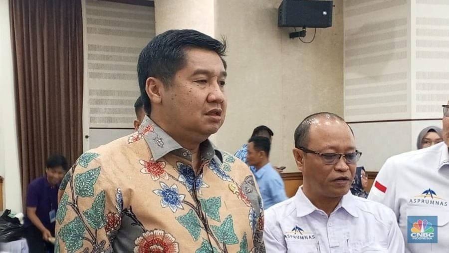 Menteri Ara Siap Direshuffle Jika Gagal Bangun 3 Juta Rumah: "Tapi Bukan Karena Korupsi" 1 menteri perumahan dan kawasan permukiman maruarar sirait di kantor badan pengawasan keuangan dan pembangunan jakarta timur kam 1745505841443 169