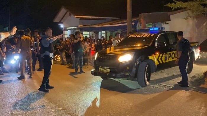 Polisi Dilempari Batu Saat Tangkap Bandar Besar Narkoba di Deli Serdang 1 petugas kepolisian saat menggerebek rumah bandar besar di percut sei tuan foto dok polrestabes medan 1746002521635 169
