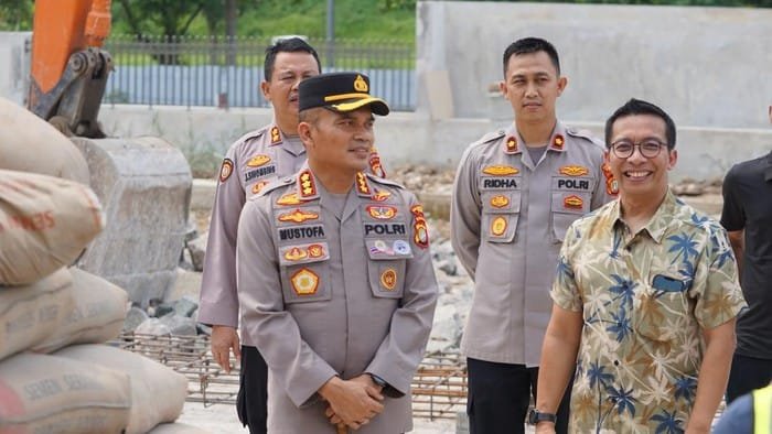 polres metro bekasi sumbang 100 sak semen untuk pembangunan gereja paroki ibu teresa lippo cikarang dokistimewa 1746638362554 169