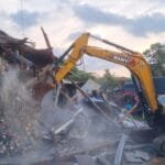 posko grib jaya yang berdiri di lahan bmkg di tangerang selatan tangsel dibongkar menggunakan ekskavator yang disiapkan polda 1748084815810 169