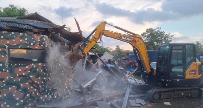 Posko GRIB Jaya Dibongkar: Berdiri di Atas Lahan Resmi Milik BMKG, Polisi Turun Tangan 1 posko grib jaya yang berdiri di lahan bmkg di tangerang selatan tangsel dibongkar menggunakan ekskavator yang disiapkan polda 1748084815810 169