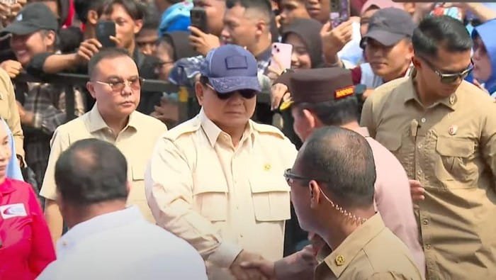 Presiden Prabowo dan Kapolri Turun Langsung Sapa Massa Buruh di Monas Saat Peringatan Hari Buruh 1 prabowo didampingi oleh kapolri jenderal listyo sigit prabowo saat tiba di area acara dan menyapa buruh 1746074077547 169