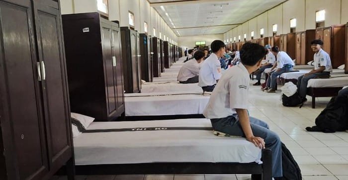 Terlibat Tawuran, Siswa Asal Sukabumi Ikut Program Pembinaan di Barak TNI Lembang 1 siswa sma peserta pendidikan karakter di barak dodik bela negara rindam iiisiliwangi 1746430532969 169