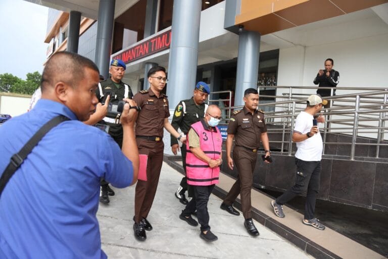 Kejati Kaltim Tangkap Eks Kepala Dinas ESDM Terkait Skandal Korupsi Jaminan Reklamasi Rp13 Miliar dan Kerusakan Lingkungan Rp58 Miliar 1 tahan6 768x512 1