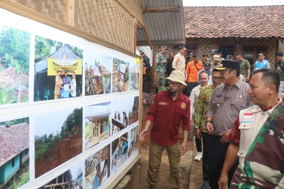 Bupati Sukabumi Serahkan Hunian Tetap kepada 16 Kepala Keluarga Korban Bencana Longsor di Kampung Naringgul 1 FB IMG 1750384983311 960x640 1