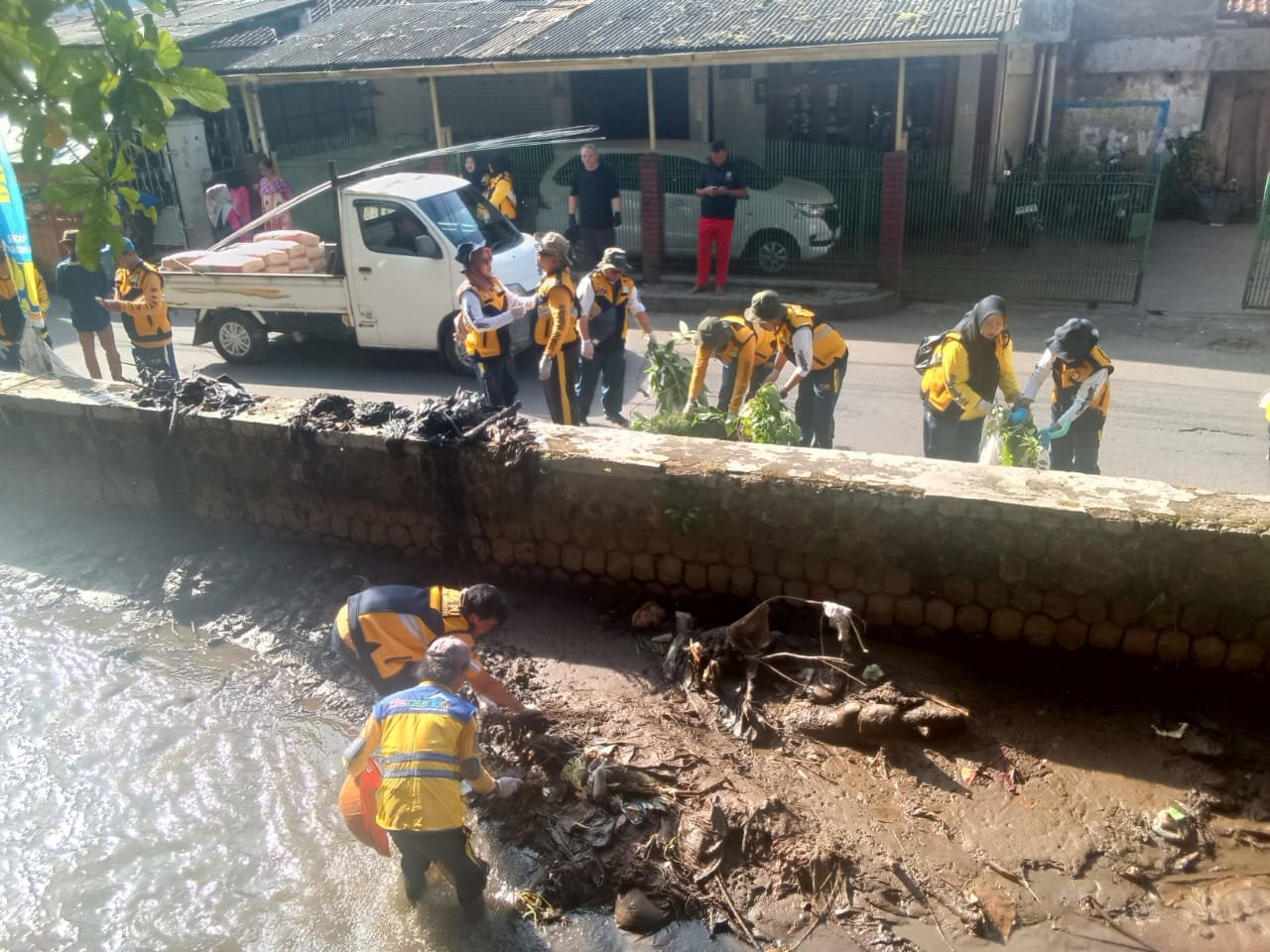 Bupati Sukabumi H. Asep Japar Turun Langsung Bersihkan Kali Ciraden, Warga Apresiasi Kepemimpinan yang Merakyat 1 IMG 20250616 WA0096