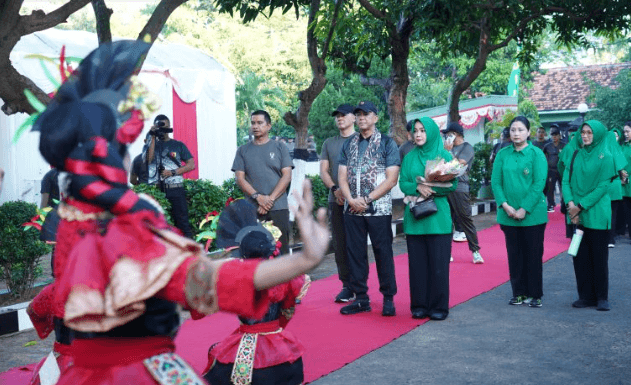 Pangdam V/Brawijaya Kunjungi Kodim Pamekasan, Mayjen TNI Rudy Saladin Tekankan Harmoni Rumah Tangga dan Kesehatan Prajurit 2 Screenshot 2025 06 05 085931 1