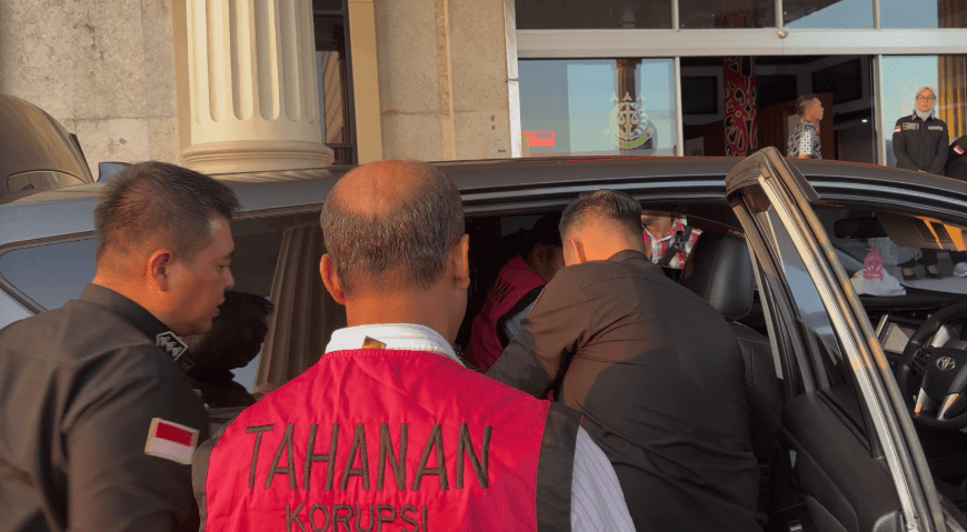 Kejati Kalbar Tangkap Enam Tersangka Kasus Korupsi Proyek Bandara Rahadi Oesman Ketapang, Negara Rugi Rp 8 Miliar 1 Screenshot 2025 06 18 165446