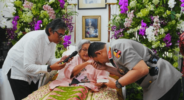 Kapolri Bersilaturahmi ke Kediaman Eyang Meri Hoegeng yang Genap Berusia 100 Tahun 1 Screenshot 2025 06 23 172829