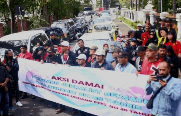 Aksi Damai Jurnalis di Sidoarjo: Kecam Kekerasan, Wakil Bupati Sampaikan Permintaan Maaf Terbuka 2 Screenshot 2025 06 28 100644