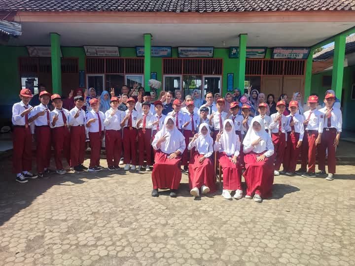 Suasana Haru Warnai Momen Kelulusan Siswa Kelas 6 SDN 2 Purabaya 1 WhatsApp Image 2025 06 02 at 15.03.14 306ea6ff