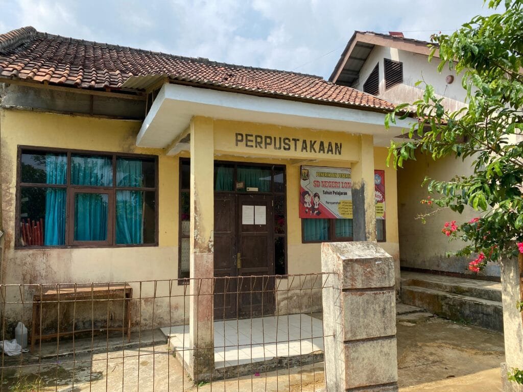 Belajar dalam Gelap dan Bau: Siswa SD di Sukabumi Hadapi Kondisi Sekolah Tak Manusiawi 3 WhatsApp Image 2025 06 12 at 20.35.50 f70a2afe