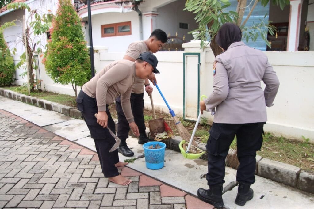 Sambut Hari Bhayangkara ke-79, Polres Sumenep Gelar Bakti Religi di Masjid Baitur Arham 2 WhatsApp Image 2025 06 17 at 16.37.17 74b5184a 2
