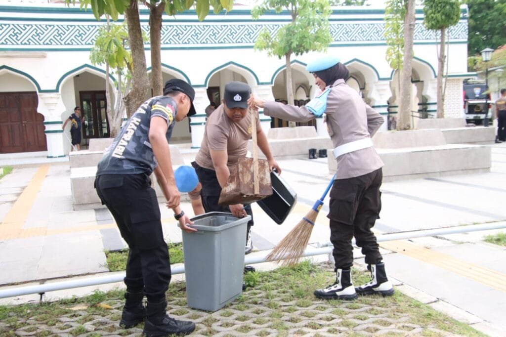Sambut Hari Bhayangkara ke-79, Polres Sumenep Gelar Bakti Religi di Masjid Baitur Arham 4 WhatsApp Image 2025 06 17 at 16.37.17 95e11f22 1