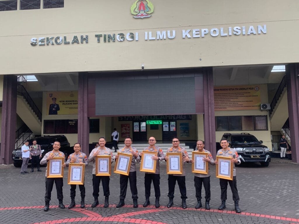 Polres Sumenep Raih Penghargaan Tingkat Nasional Pelayanan Prima dari Kapolri 2 WhatsApp Image 2025 06 19 at 20.19.49 71d0763d