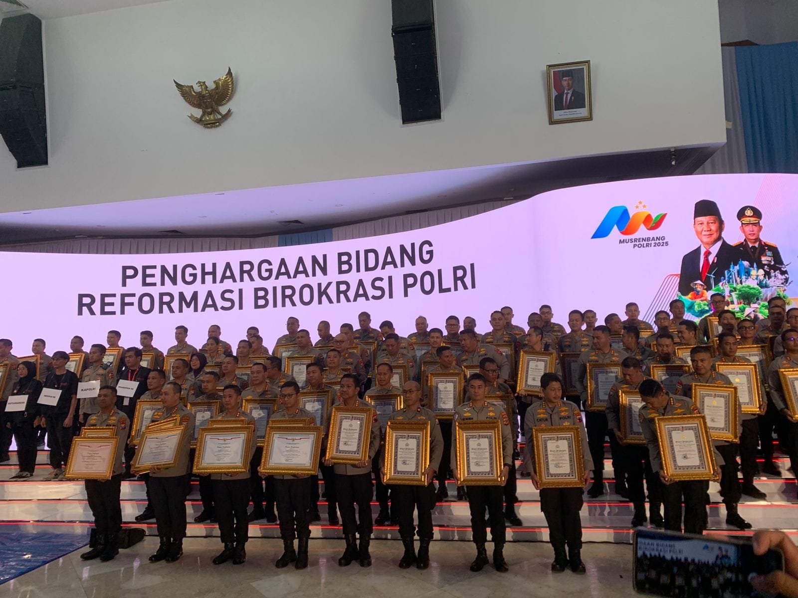 Polres Sumenep Raih Penghargaan Tingkat Nasional Pelayanan Prima dari Kapolri 1 WhatsApp Image 2025 06 19 at 20.19.49 ade7093a
