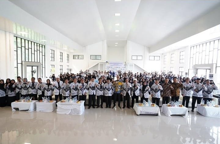 Mengayuh Masa Depan, Berakar pada Budaya: Pesan Walikota Sukabumi untuk Para Kepala Sekolah 2 WhatsApp Image 2025 06 21 at 14.47.07 9737f90f